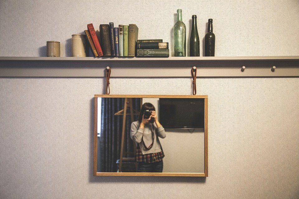 Oversized Mirrors That Make Living Rooms Feel Grand