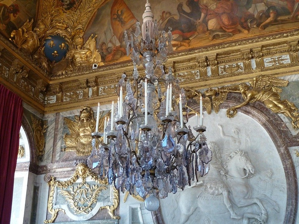 Top Modern Chandeliers for Luxury Dining Rooms